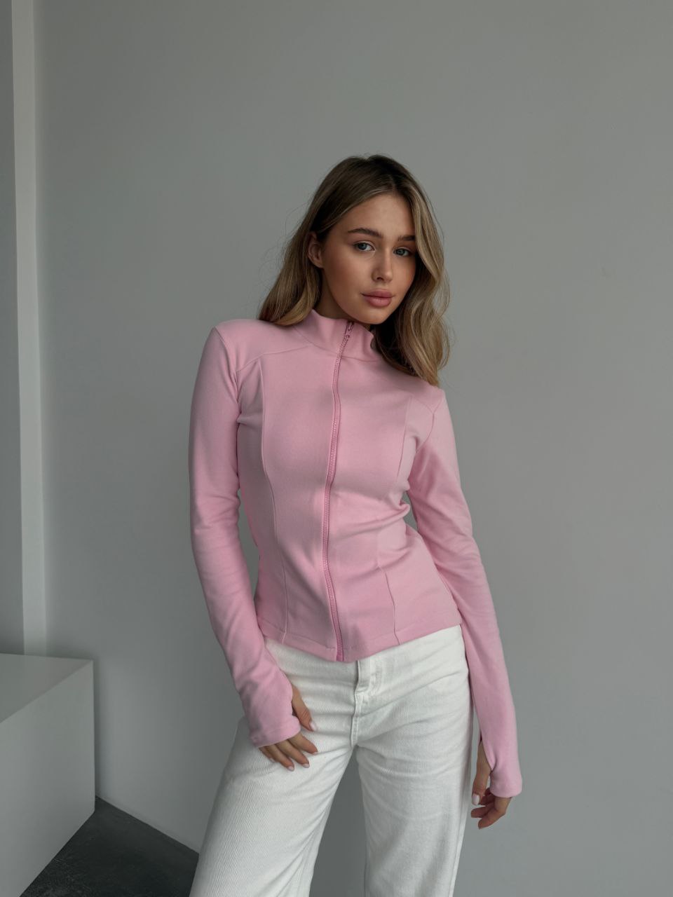 Женская теплая кофта на змейке розового цвета 35588