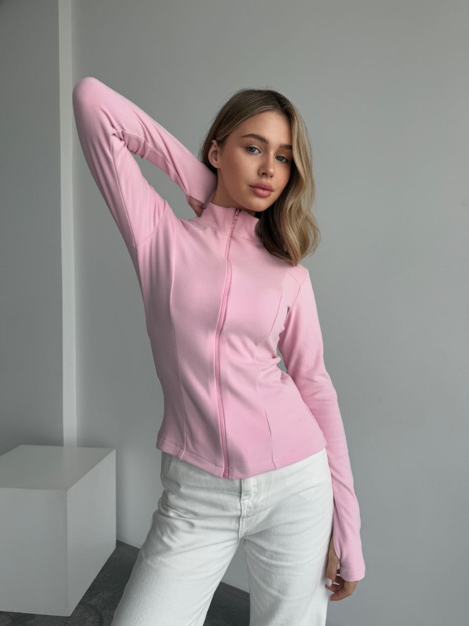 Женская теплая кофта на змейке розового цвета 35588