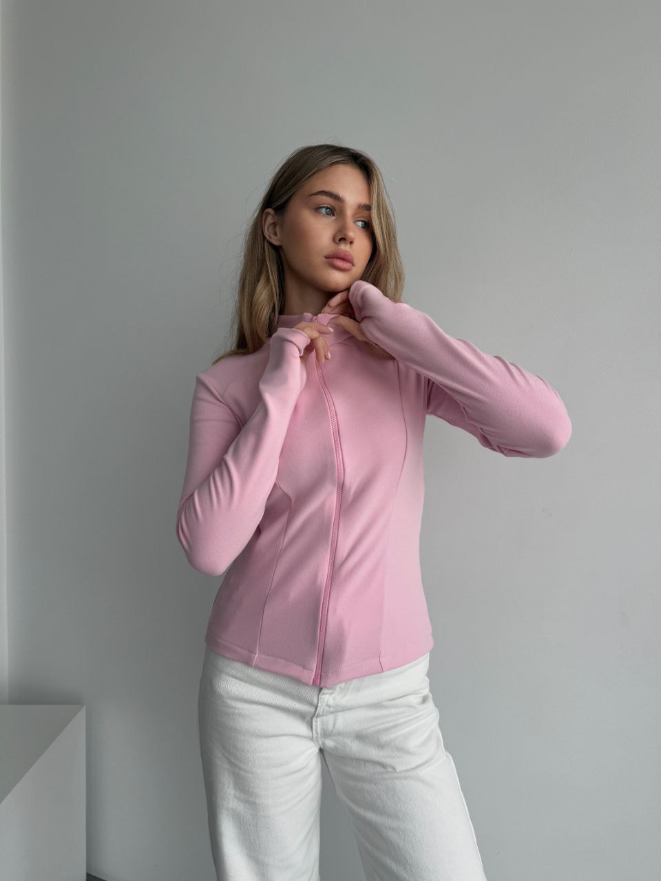 Женская теплая кофта на змейке розового цвета 35588