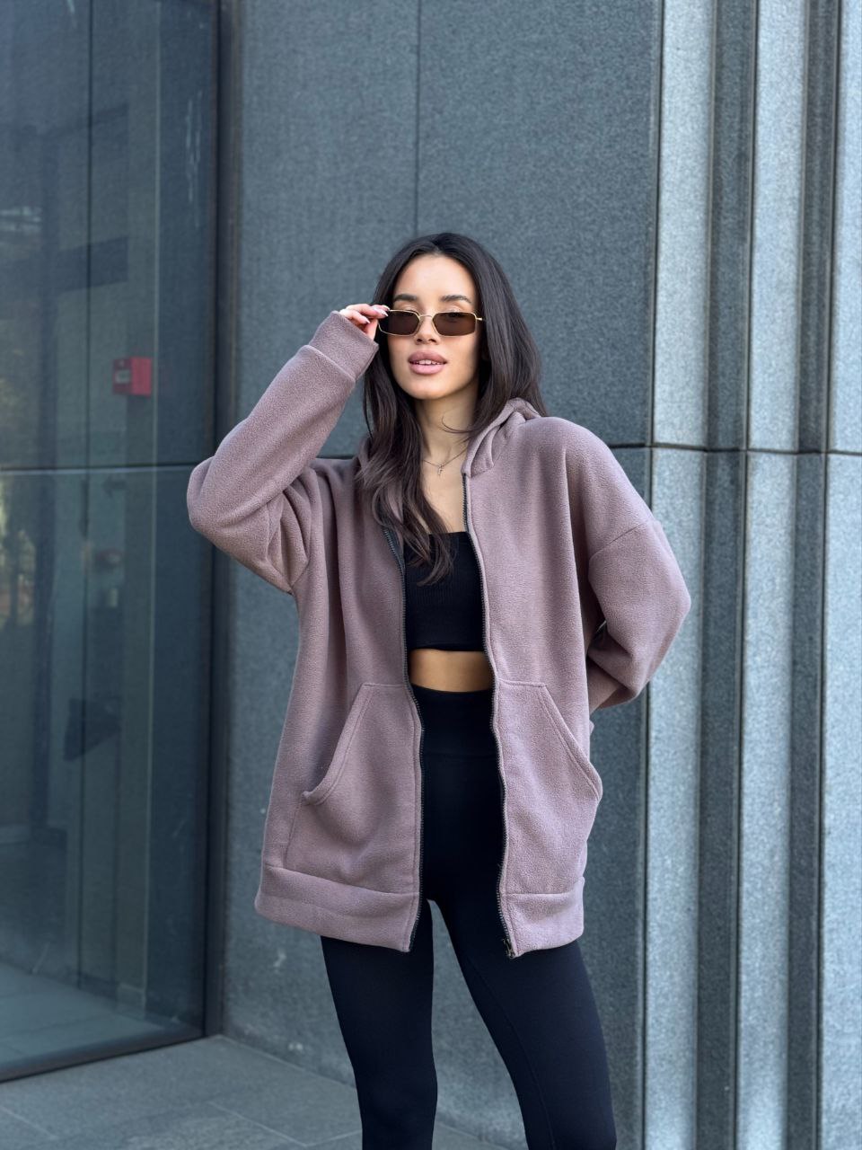 Жіноча тепла кофта на змiйцi вiльного крою кавового кольору 34940