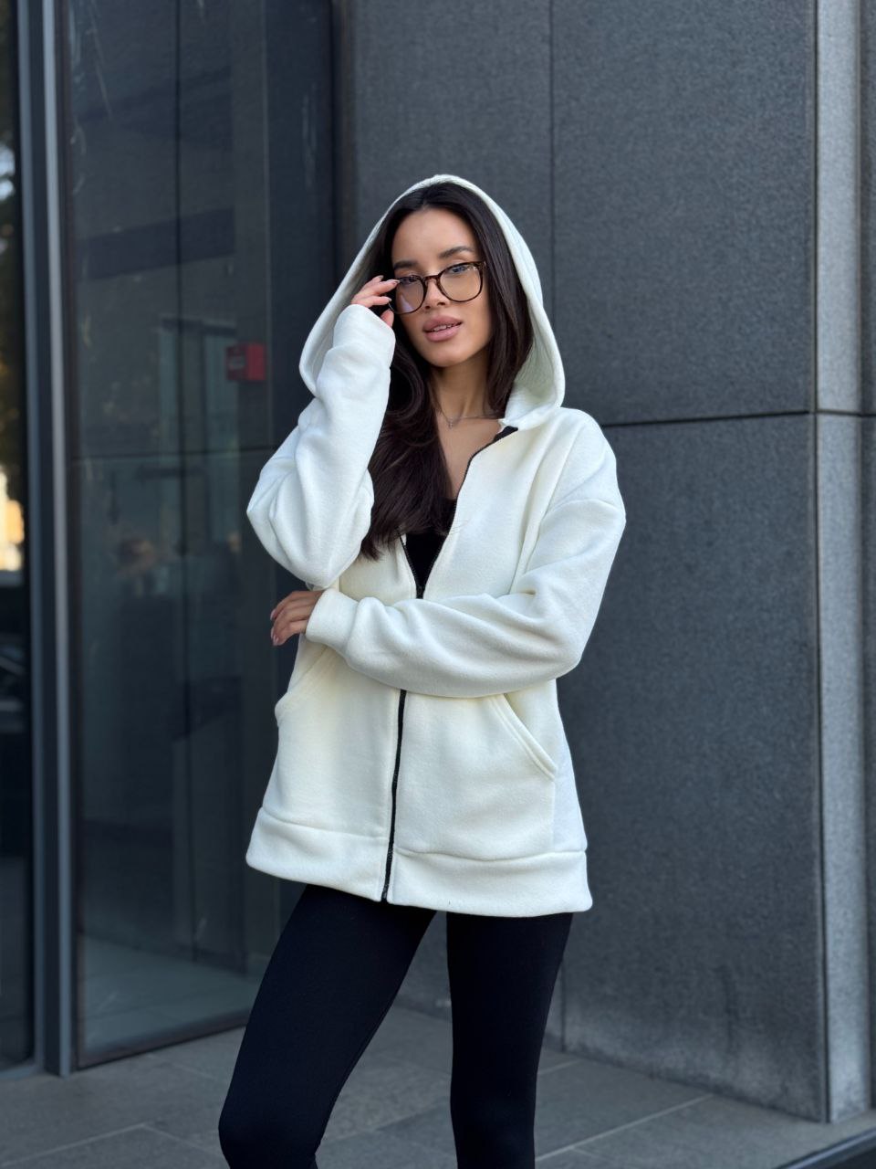 Женская теплая кофта свободного кроя молочного цвета 34937