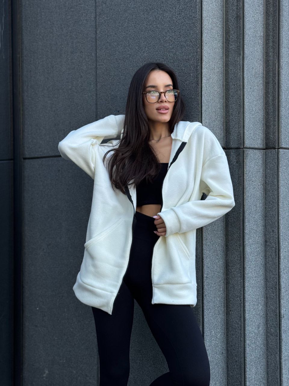 Женская теплая кофта свободного кроя молочного цвета 34937