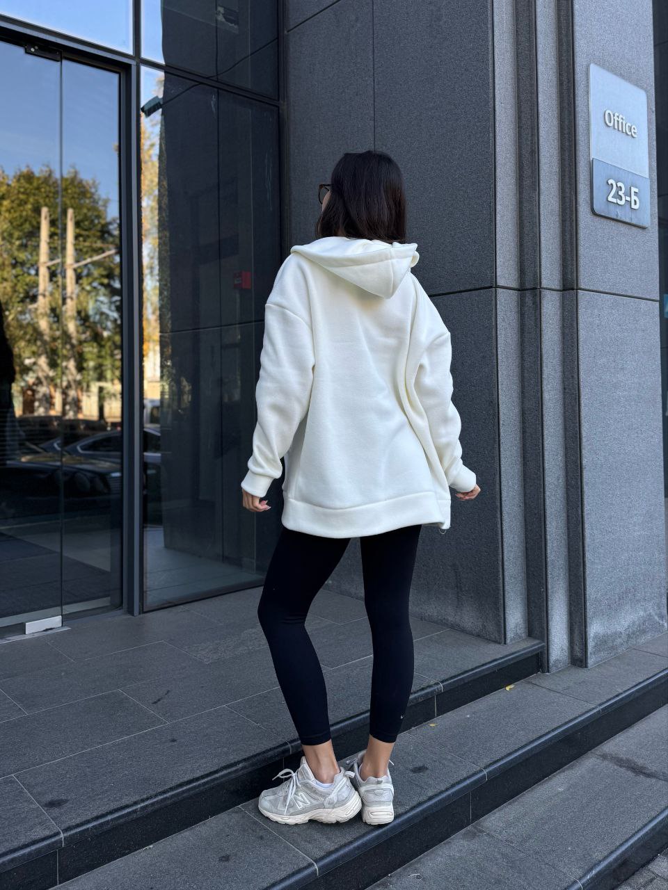 Женская теплая кофта свободного кроя молочного цвета 34937