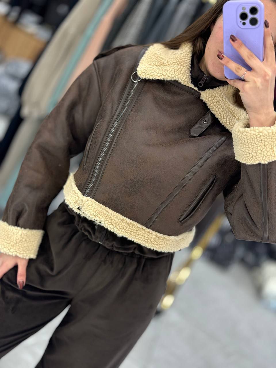 Жіноча вкорочена дублянка коричневого кольору 36055