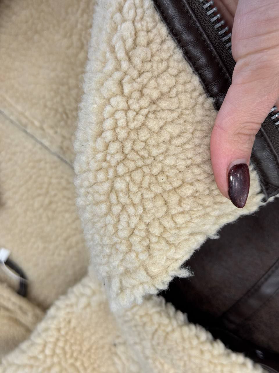 Жіноча вкорочена дублянка коричневого кольору 36055