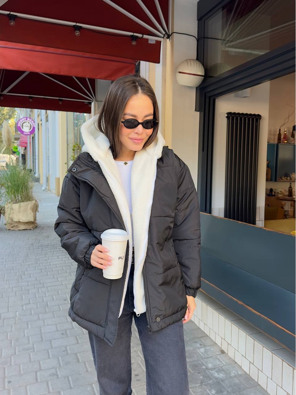 Жіноча зимова куртка чорного кольору 36058