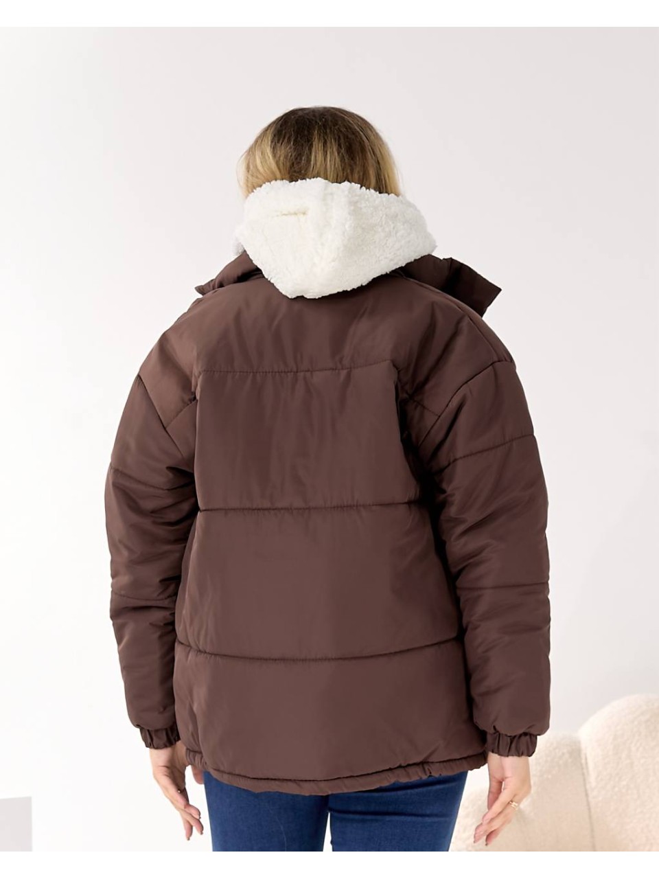 Жіноча зимова куртка коричневого кольору 36059