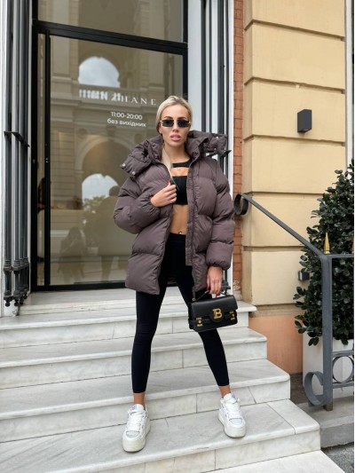 Жіноча зимова куртка с капюшоном коричневого кольору 35267