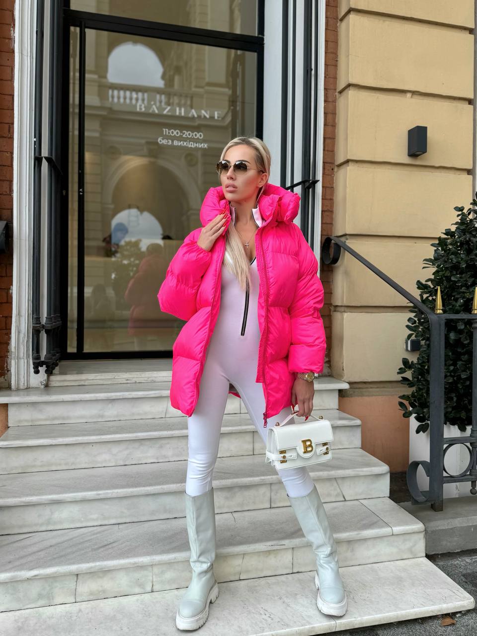 Жіноча зимова куртка с капюшоном малинового кольору 35264