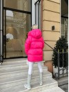 Жіноча зимова куртка с капюшоном малинового кольору 35264