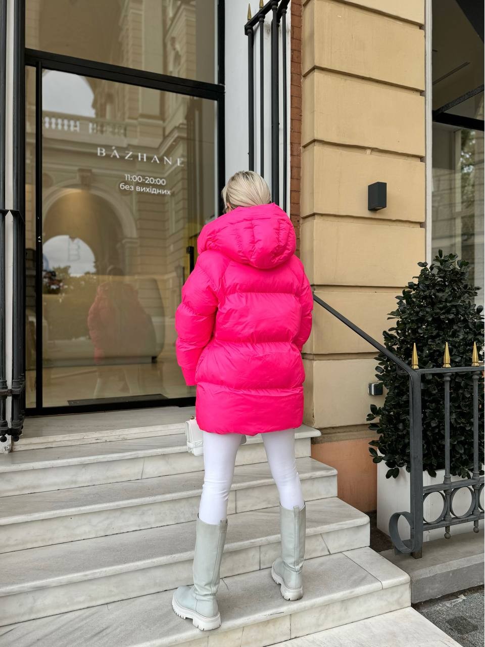 Жіноча зимова куртка с капюшоном малинового кольору 35264