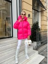 Жіноча зимова куртка с капюшоном малинового кольору 35264