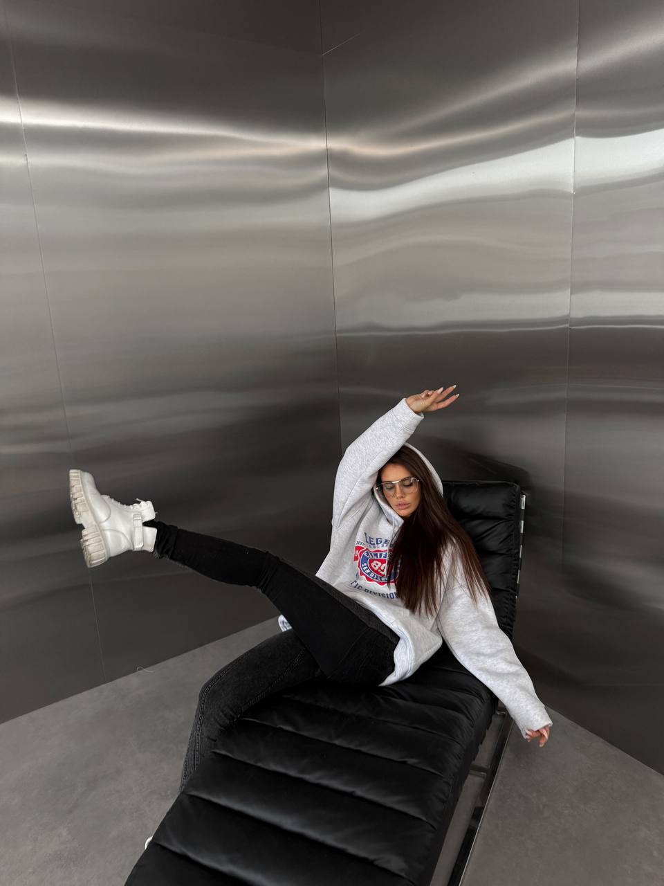 Жіноче худі вільного крою з написом сiрого кольору 35106