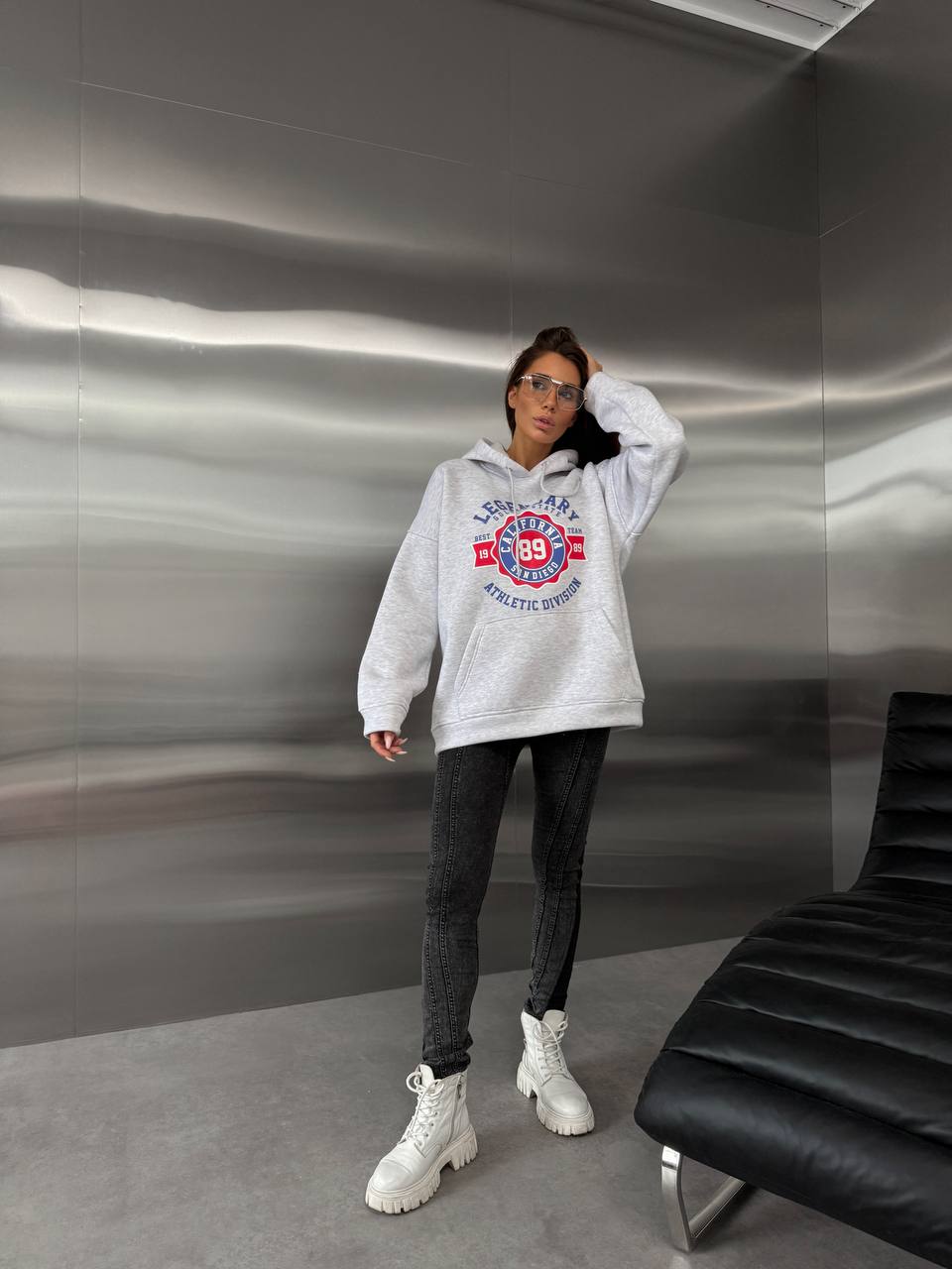 Жіноче худі вільного крою з написом сiрого кольору 35106