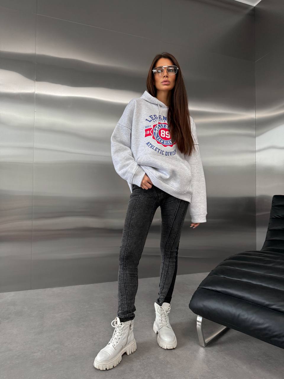 Жіноче худі вільного крою з написом сiрого кольору 35106