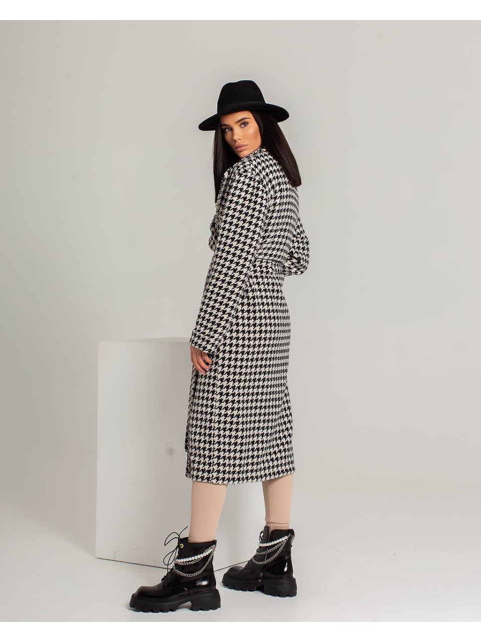 Жіноче легке кашемірове пальто чорно-бiлого кольору 34474