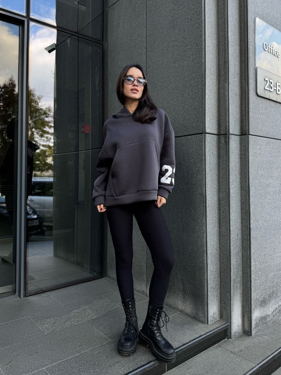 Женское спортивное худи на флисе графитового цвета 35498