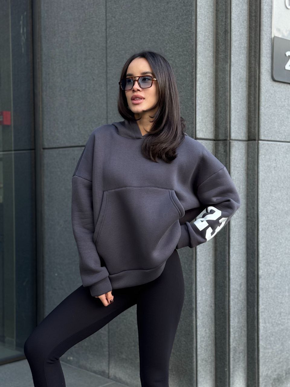Женское спортивное худи на флисе графитового цвета 35498