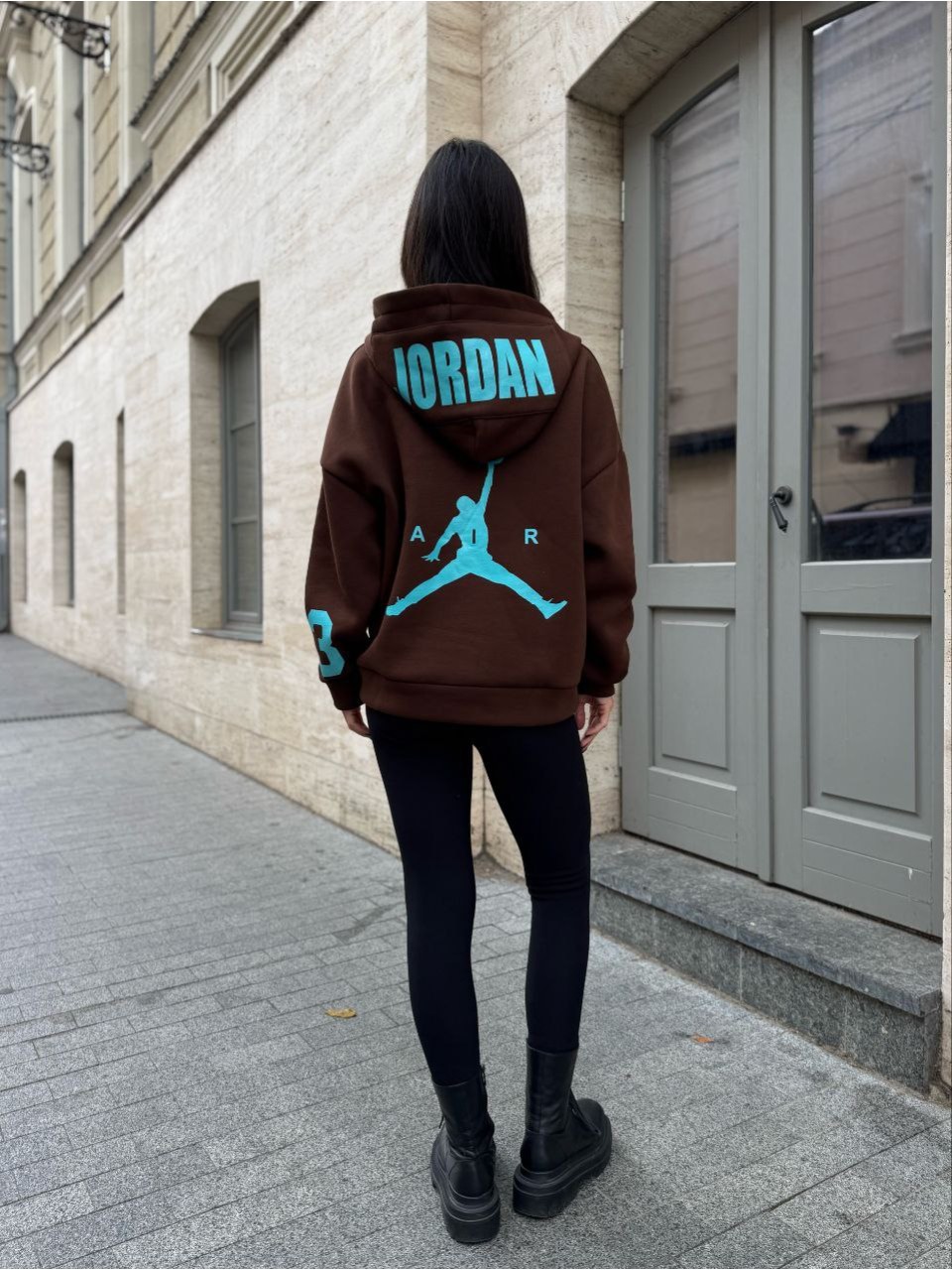 Женское спортивное худи на флисе коричневого цвета 35500