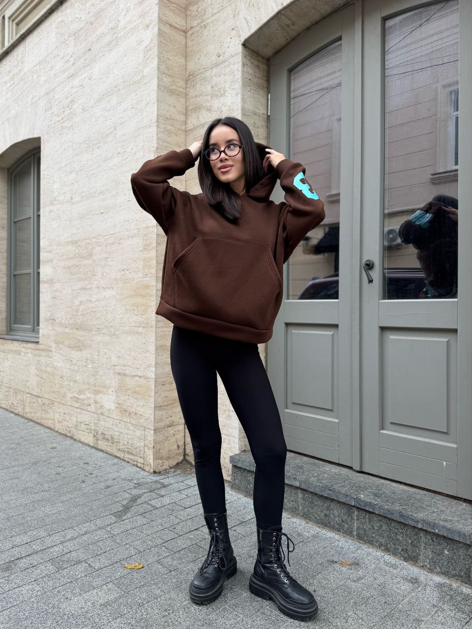 Женское спортивное худи на флисе коричневого цвета 35500
