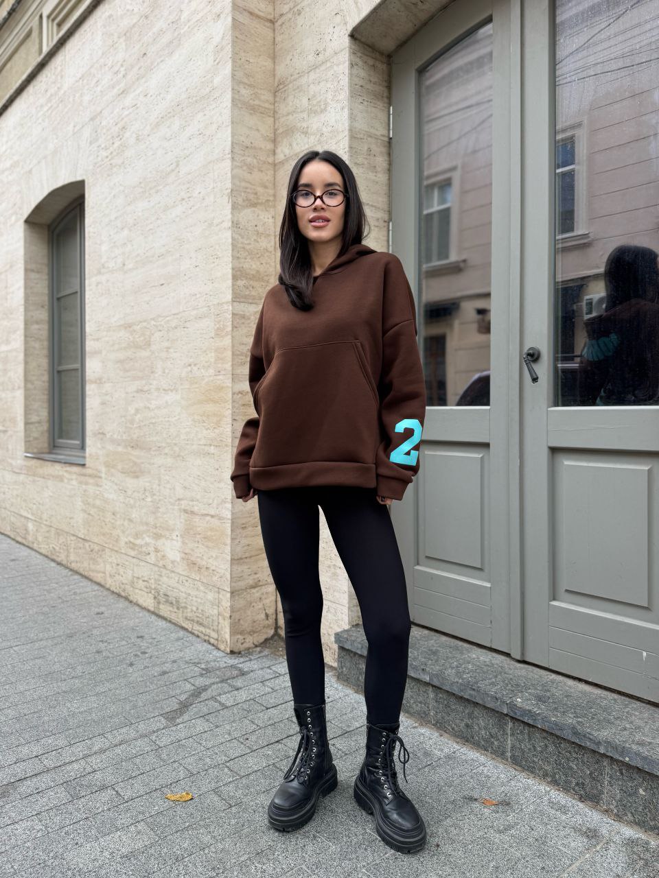 Женское спортивное худи на флисе коричневого цвета 35500