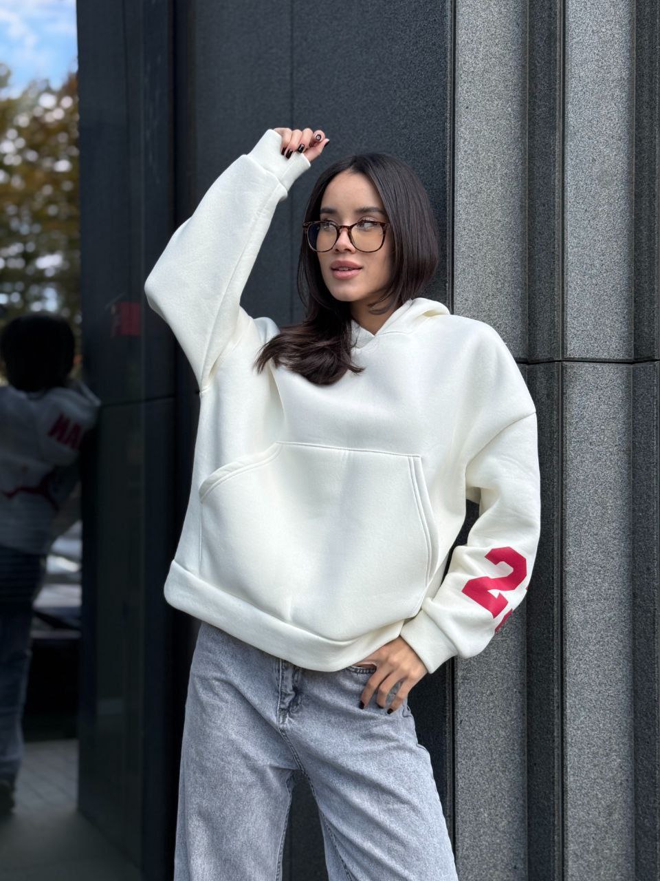 Женское спортивное худи на флисе молочного цвета 35502