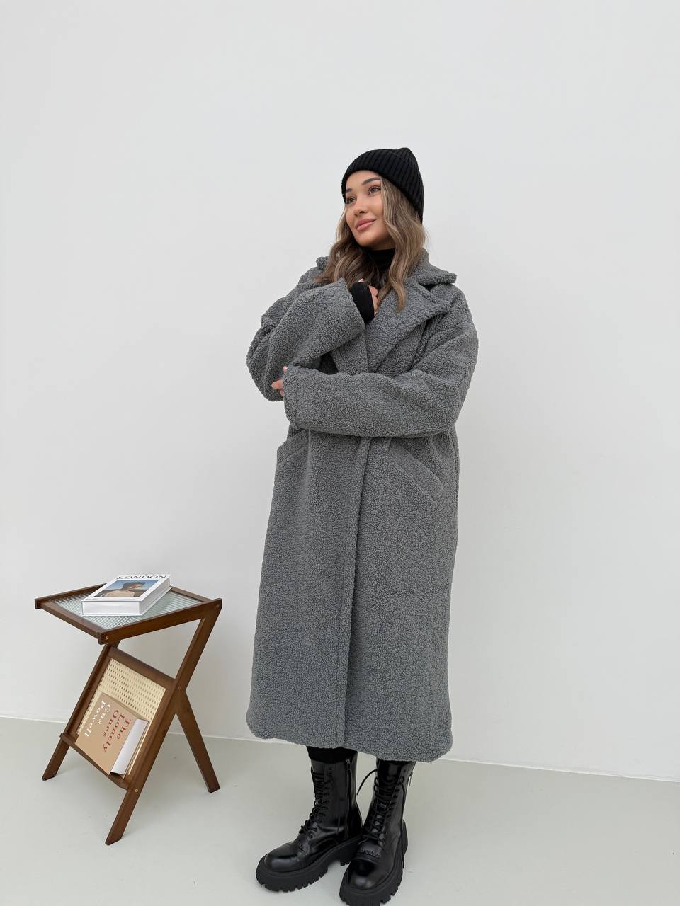 Жіноче тепле пальто з букле сiрого кольору 35209