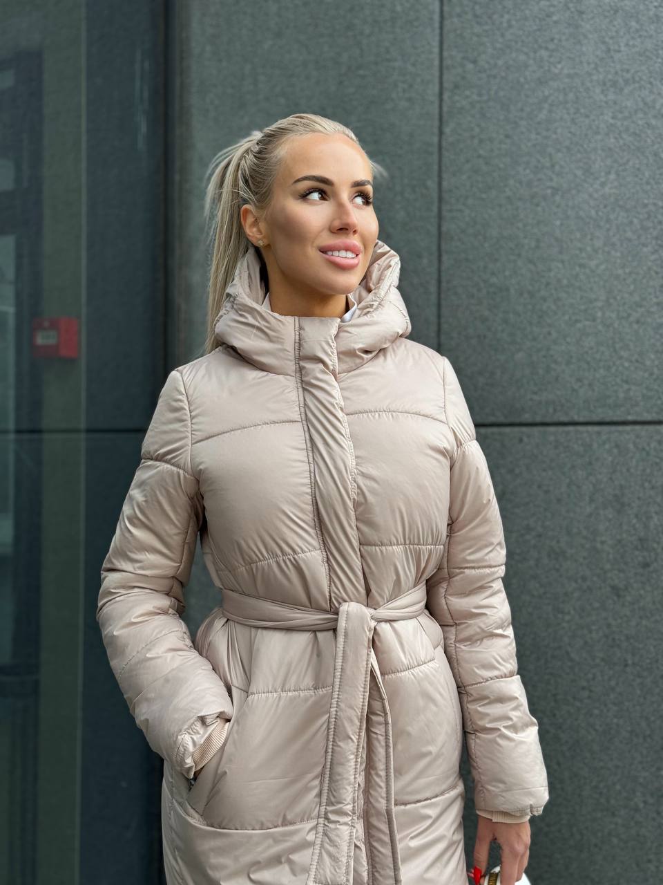 Жіноче зимове пальто-пуховик бежевого кольору 35218