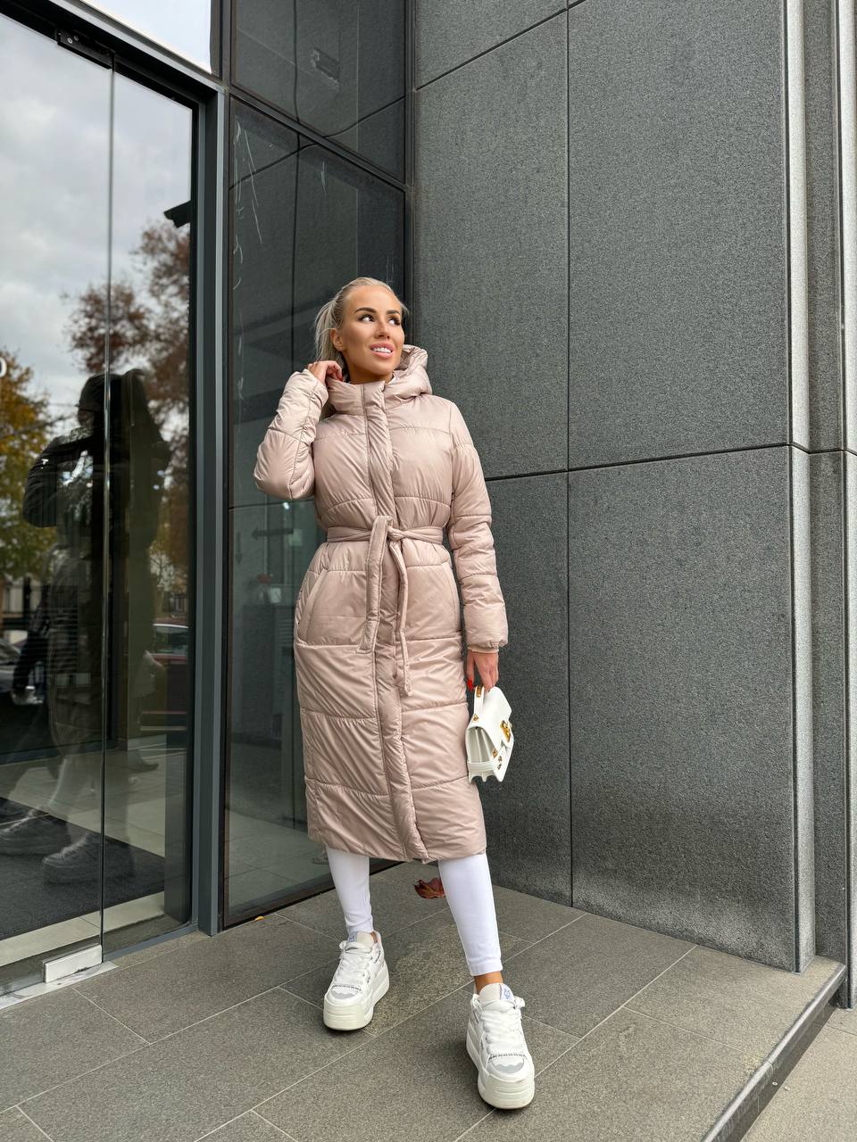 Жіноче зимове пальто-пуховик бежевого кольору 35218
