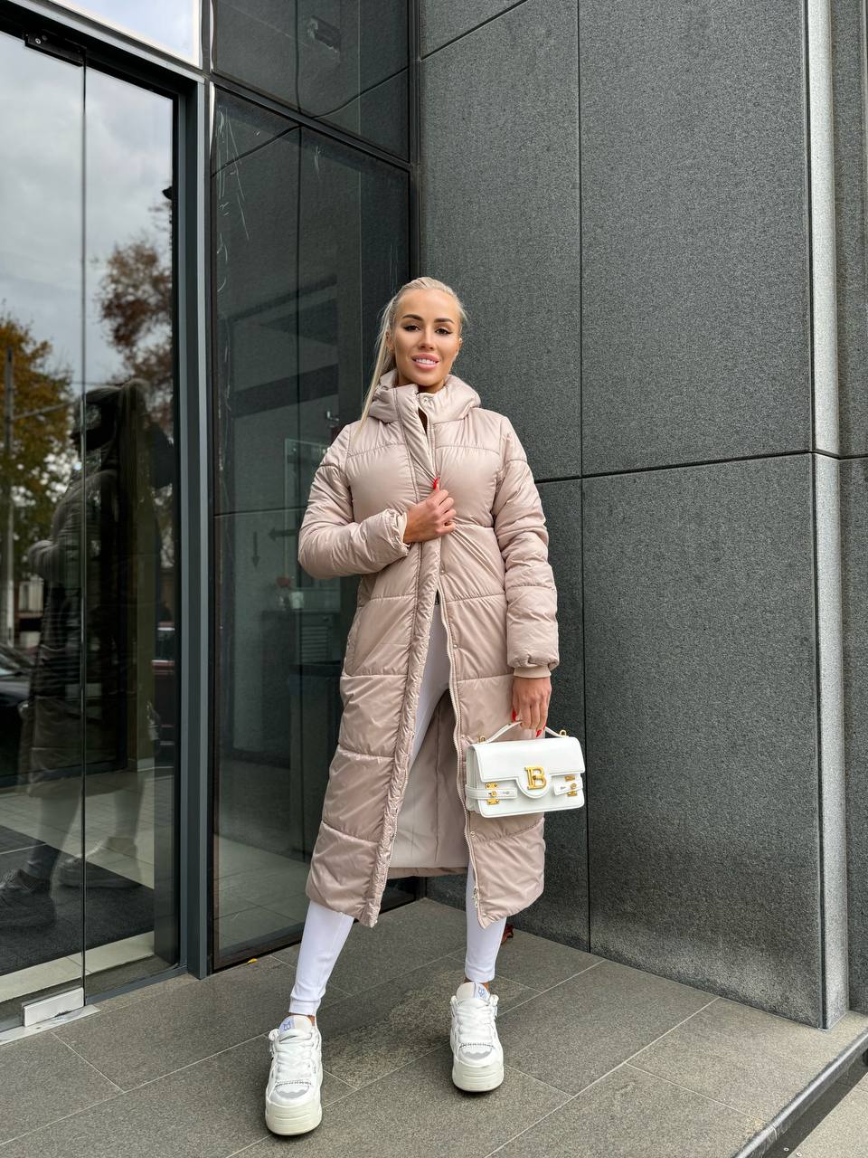 Жіноче зимове пальто-пуховик бежевого кольору 35218