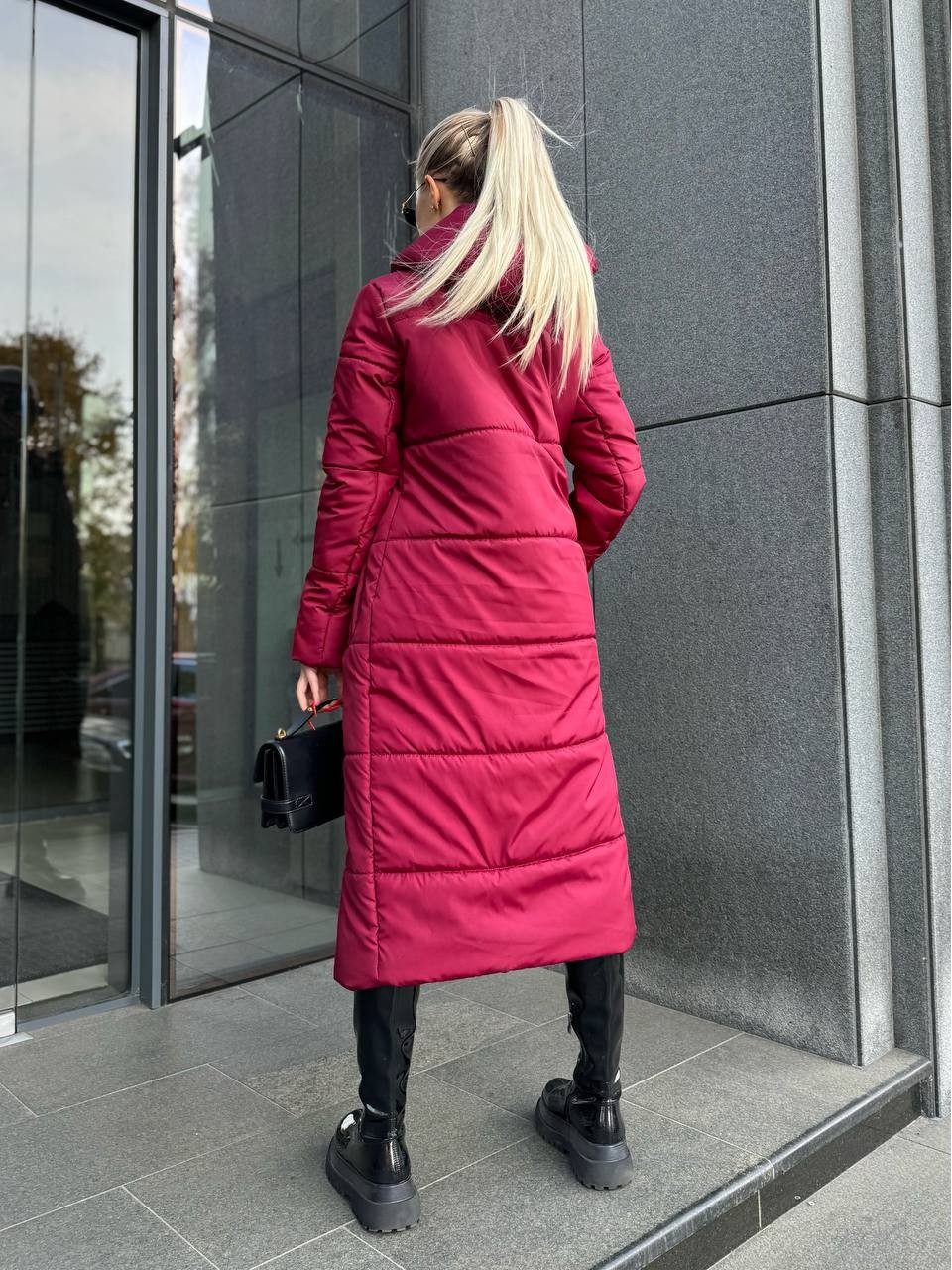 Жіноче зимове пальто-пуховик бордового кольору 35213