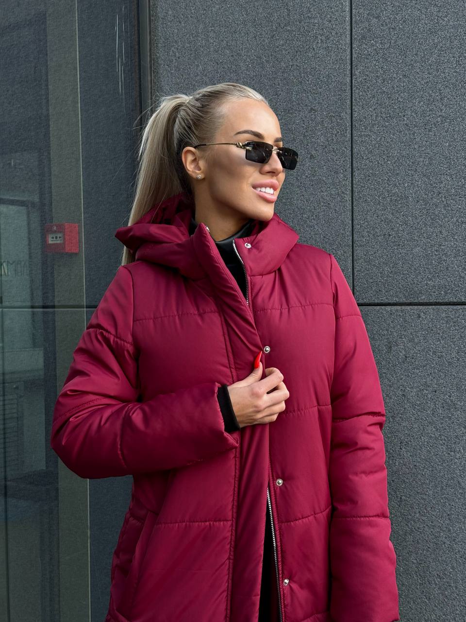 Жіноче зимове пальто-пуховик бордового кольору 35213