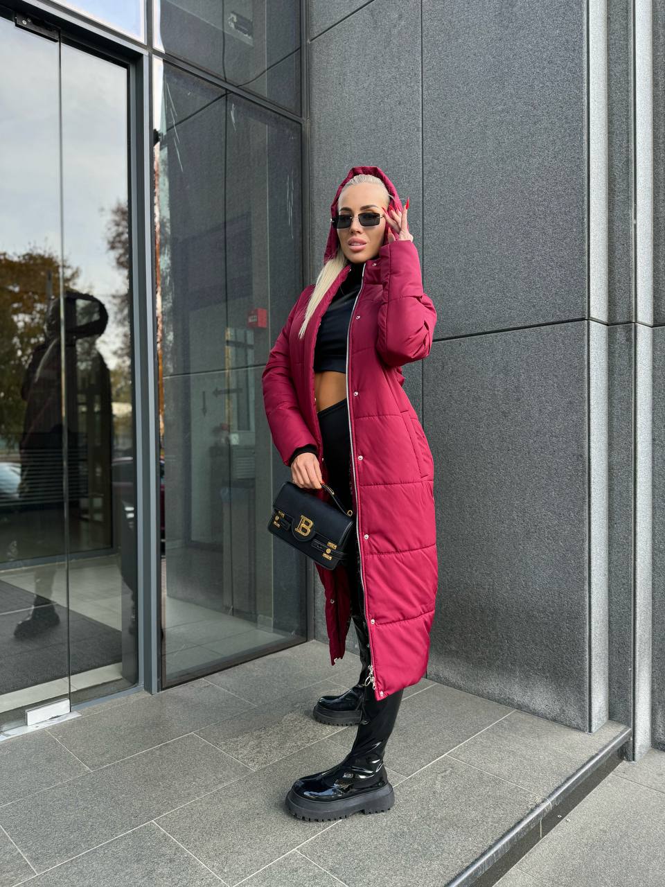 Жіноче зимове пальто-пуховик бордового кольору 35213