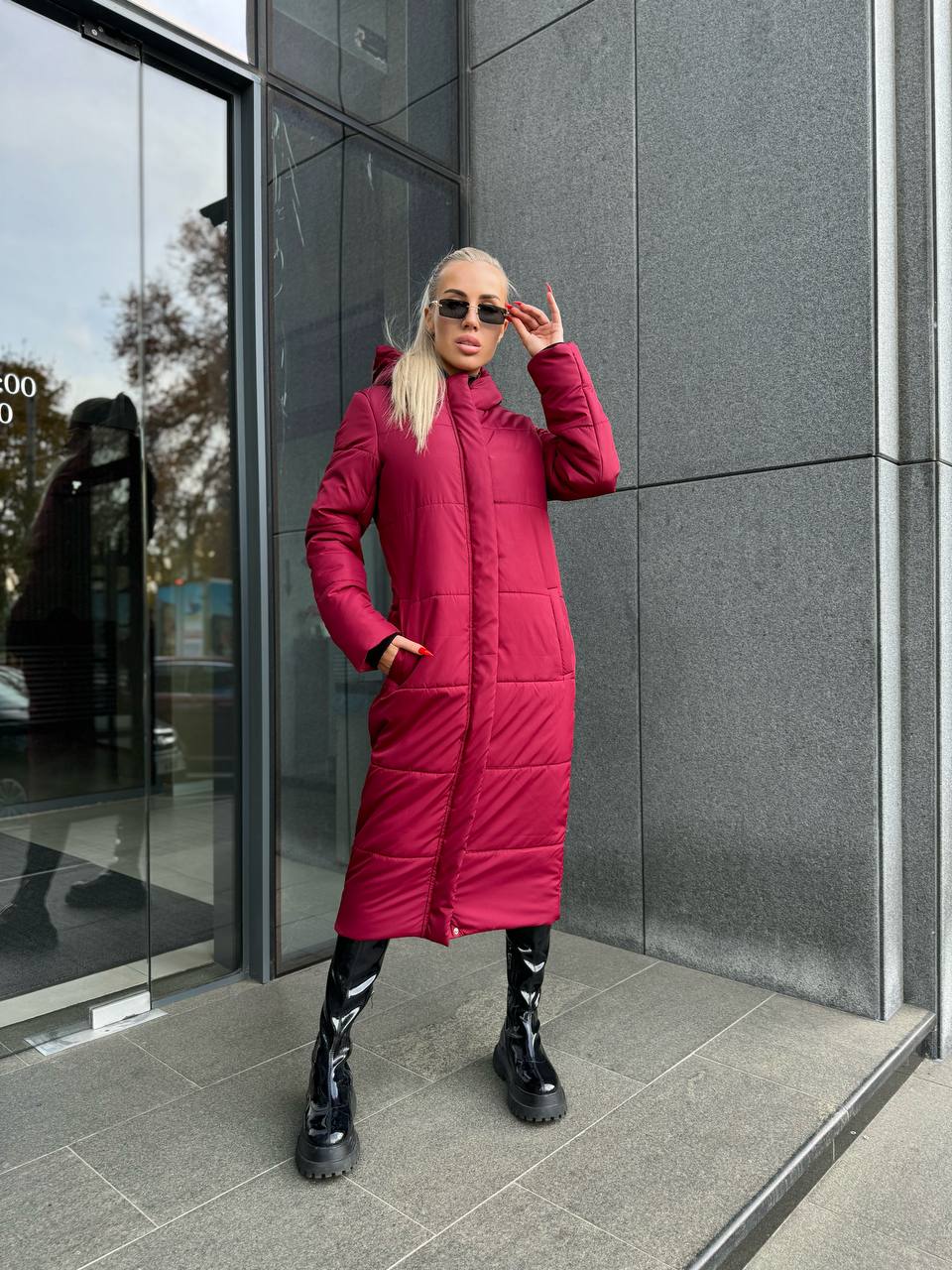 Жіноче зимове пальто-пуховик бордового кольору 35213