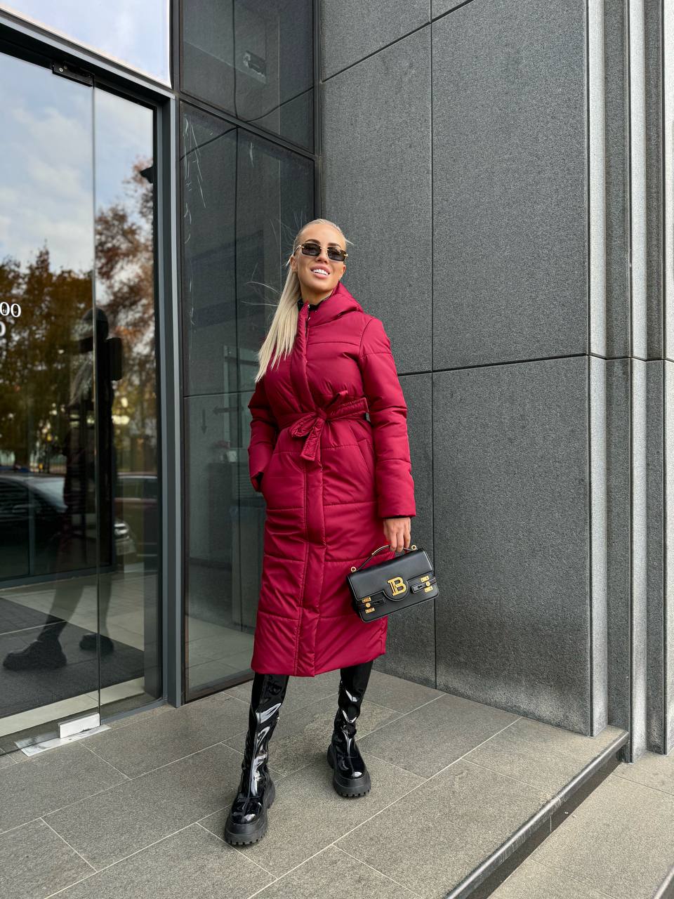 Жіноче зимове пальто-пуховик бордового кольору 35213