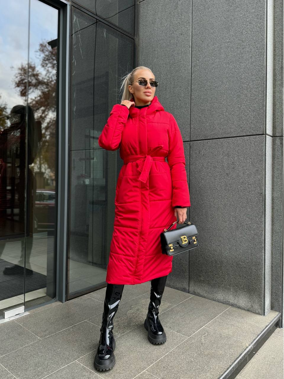Жіноче зимове пальто-пуховик червоного кольору 35215