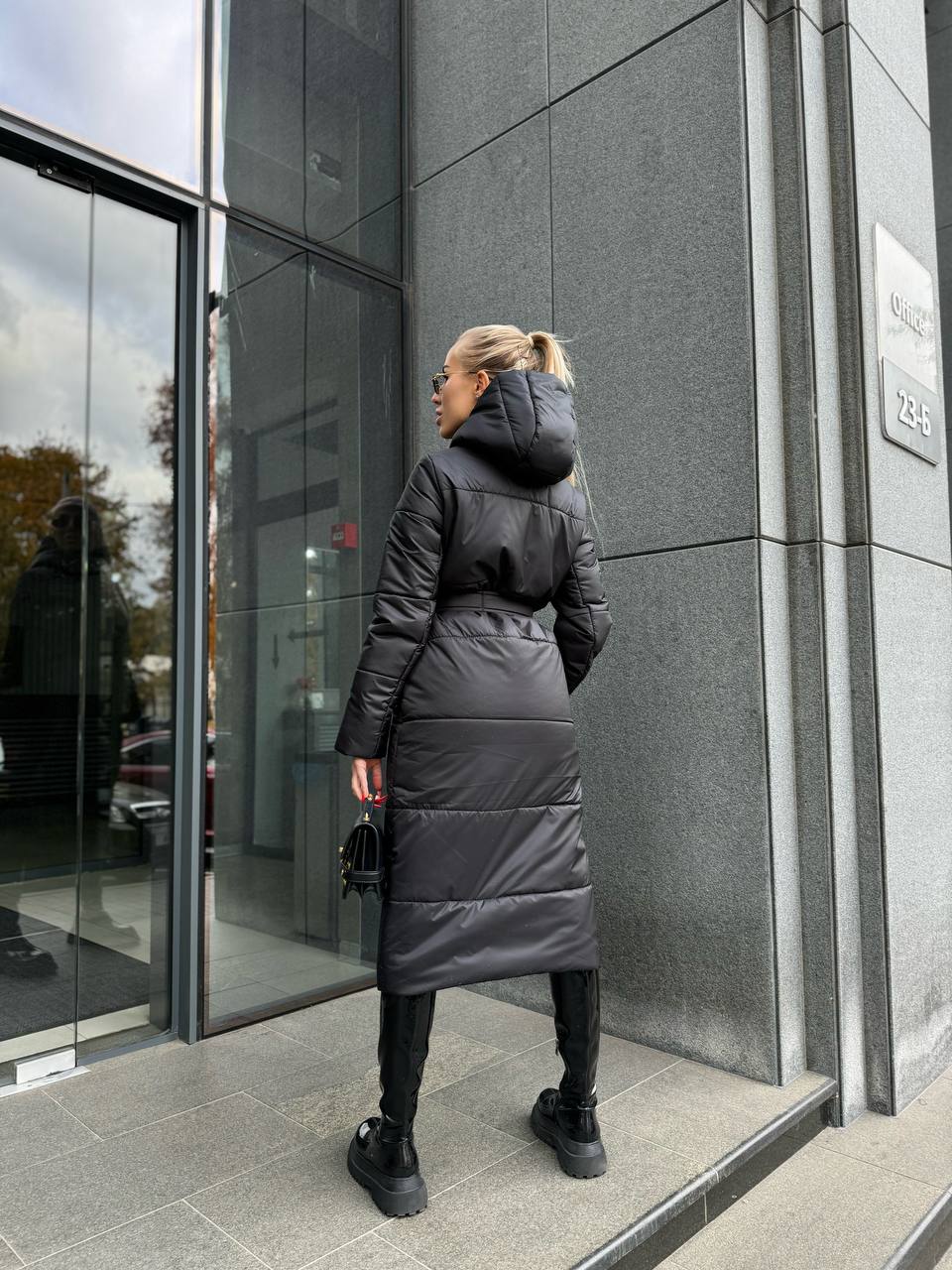 Жіноче зимове пальто-пуховик чорного кольору 35214