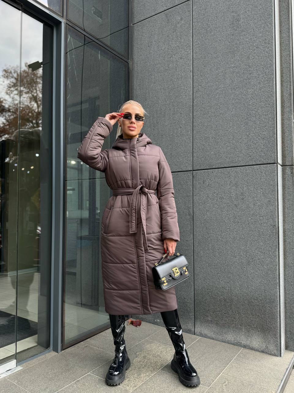 Жіноче зимове пальто-пуховик коричневого кольору 35216