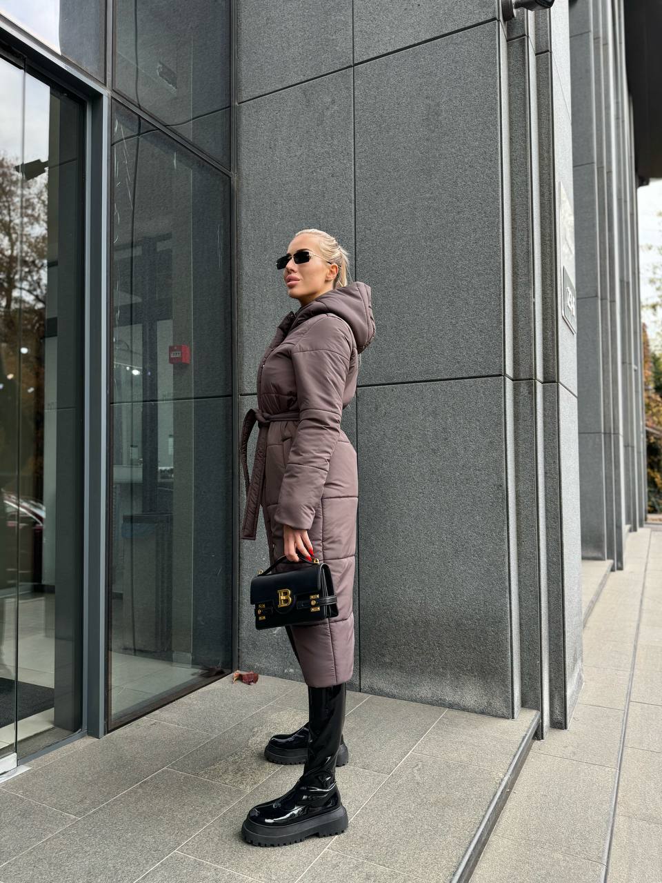 Жіноче зимове пальто-пуховик коричневого кольору 35216