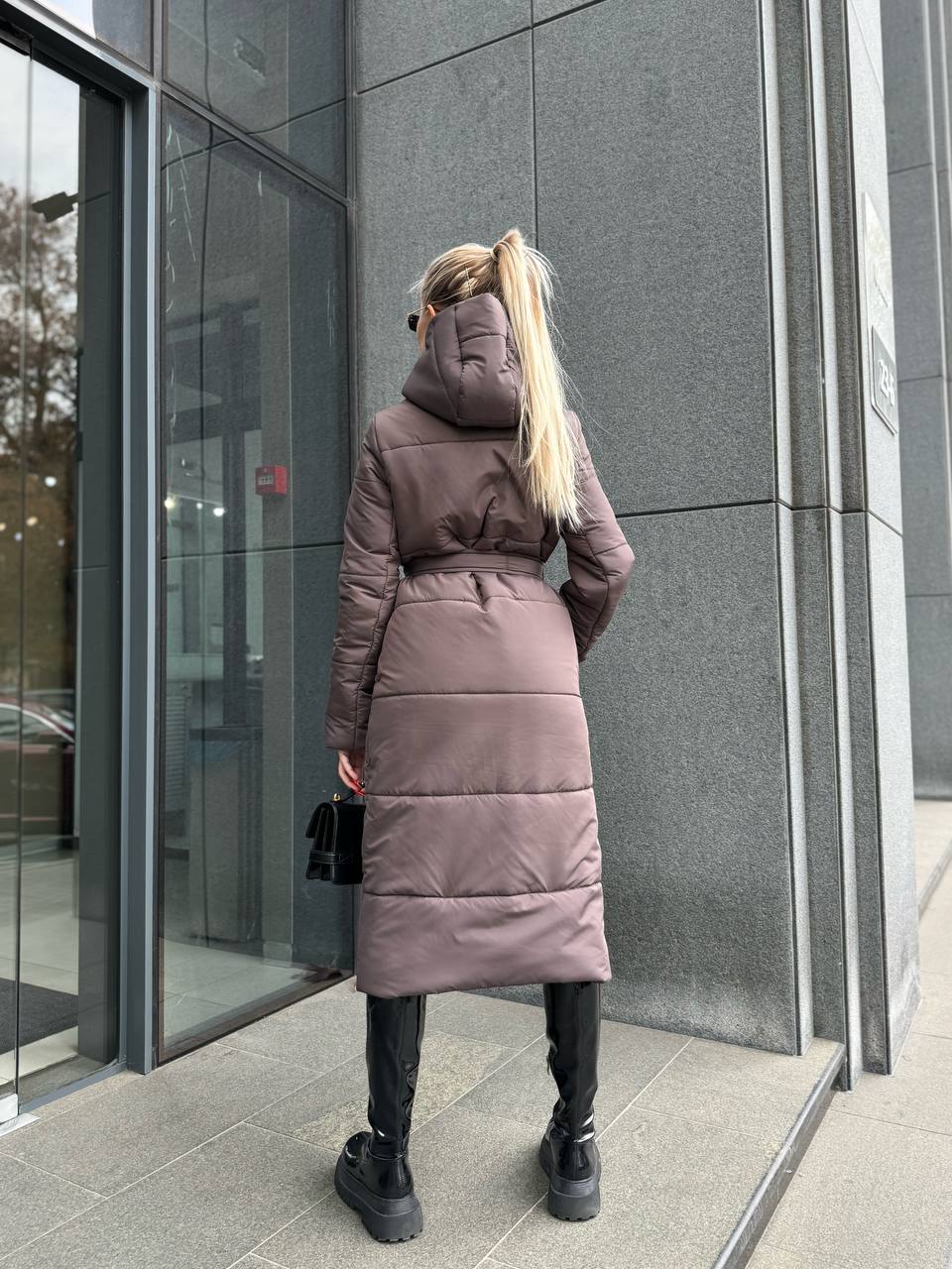 Жіноче зимове пальто-пуховик коричневого кольору 35216