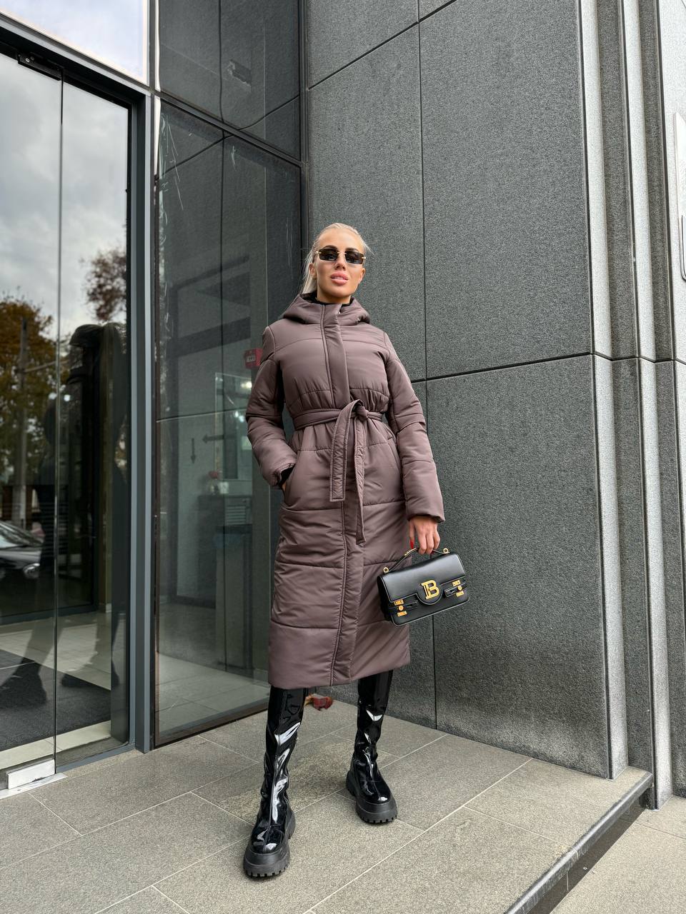 Жіноче зимове пальто-пуховик коричневого кольору 35216