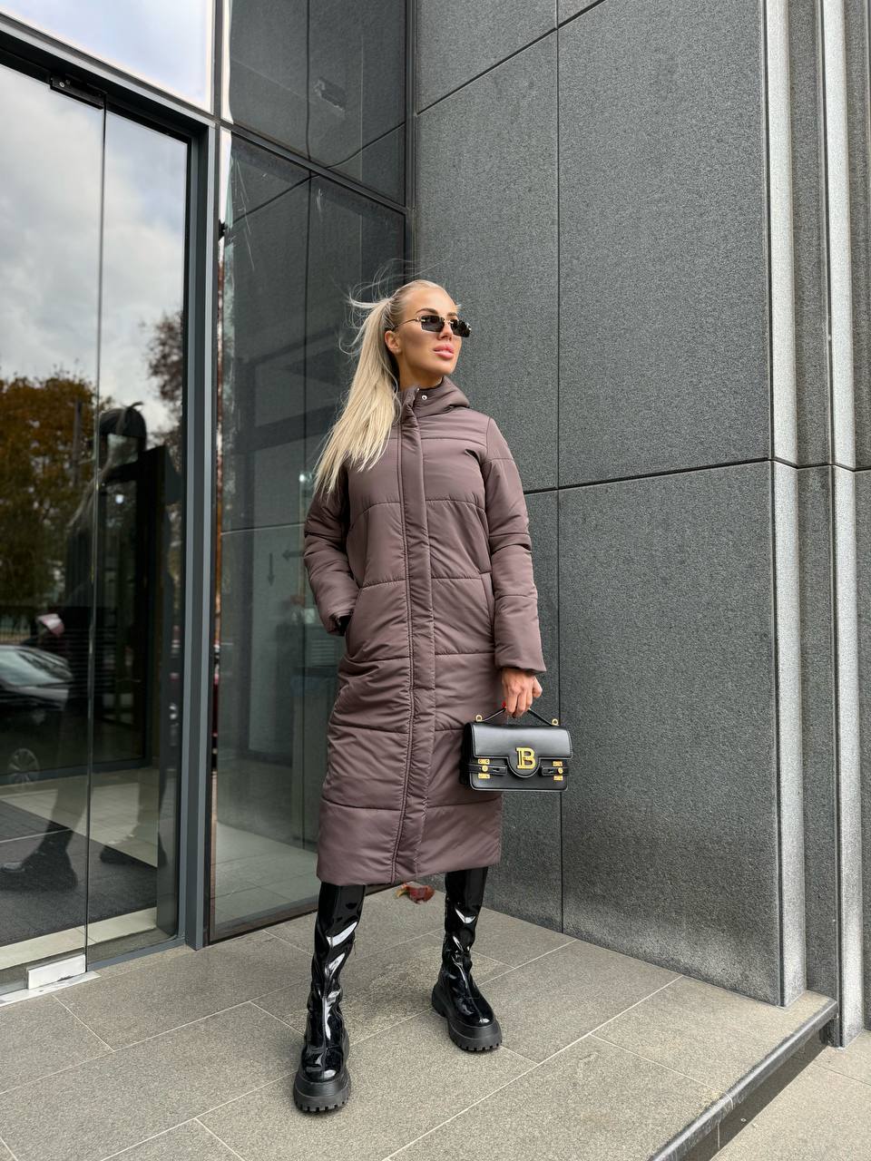 Жіноче зимове пальто-пуховик коричневого кольору 35216