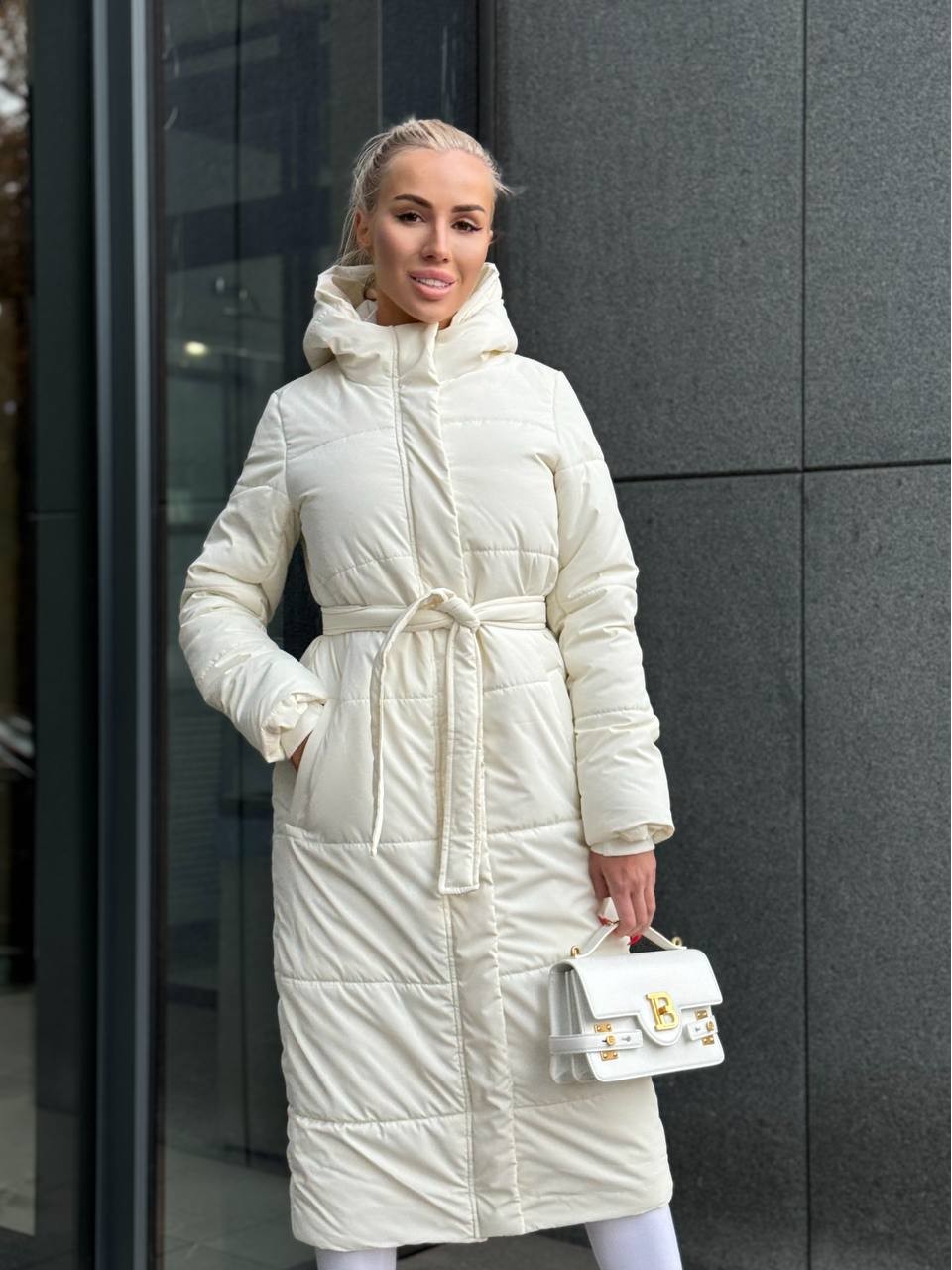 Жіноче зимове пальто-пуховик молочного кольору 35217