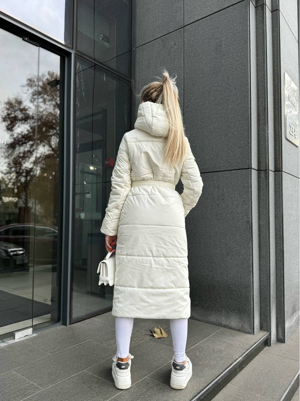 Жіноче зимове пальто-пуховик молочного кольору 35217