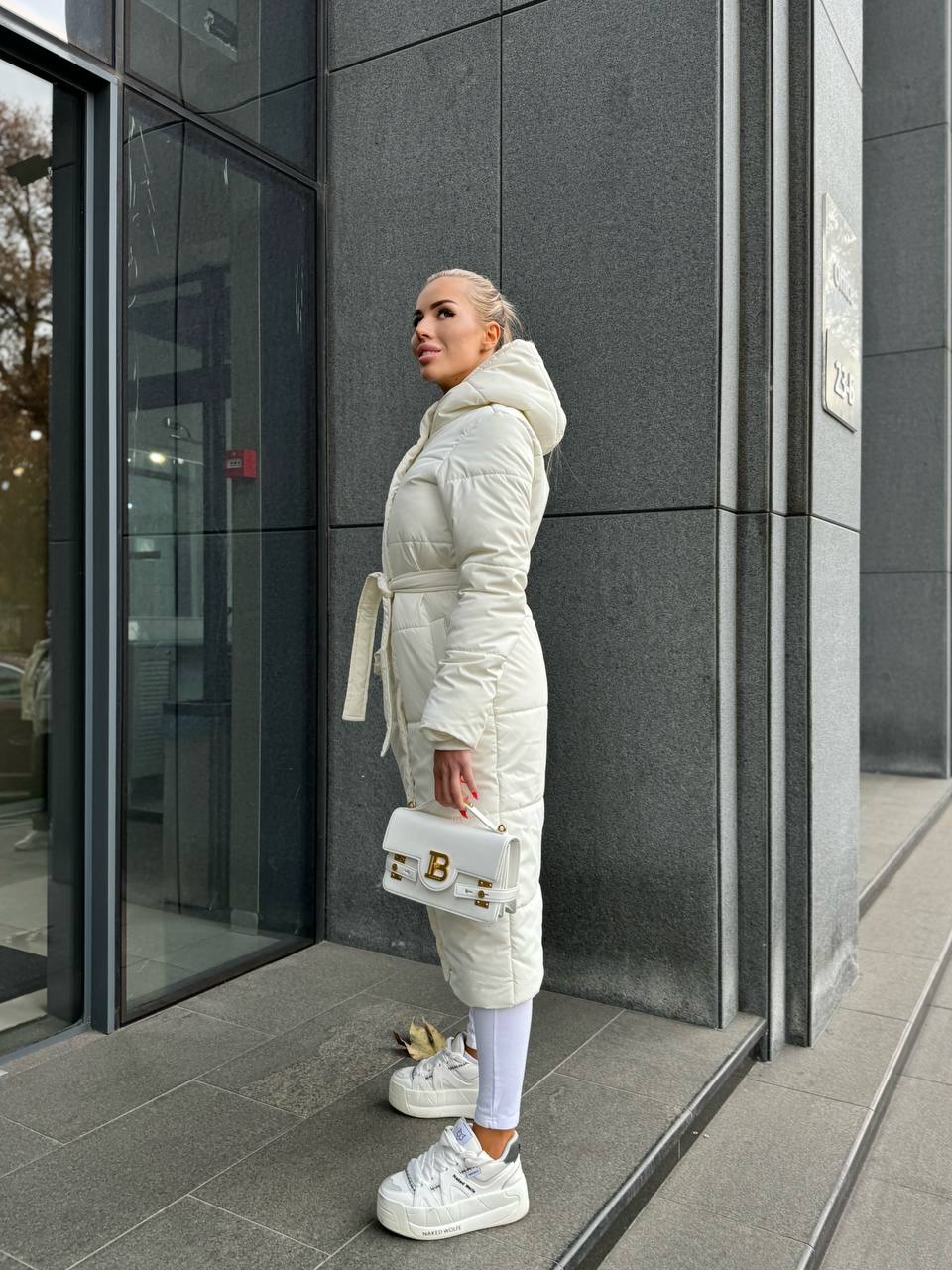 Жіноче зимове пальто-пуховик молочного кольору 35217