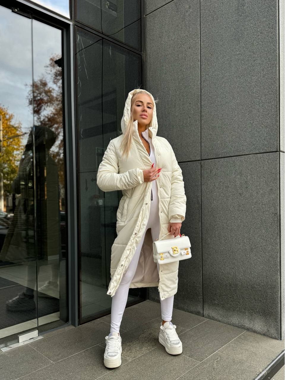 Жіноче зимове пальто-пуховик молочного кольору 35217