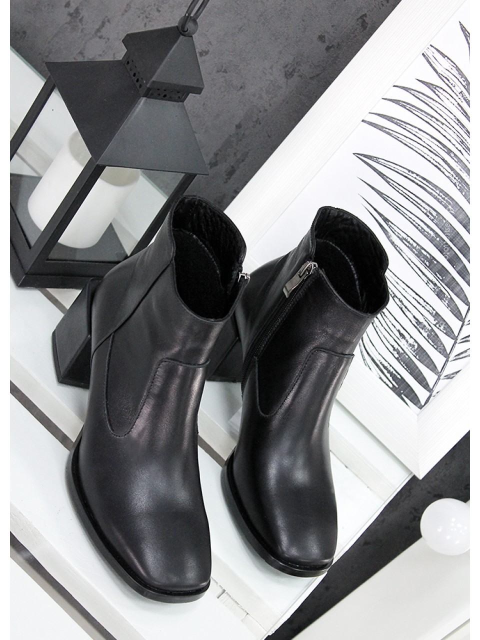 Женские кожаные ботинки на каблуке (мех) черного цвета 35038