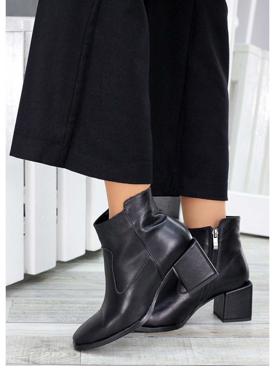 Женские кожаные ботинки на каблуке (мех) черного цвета 35038