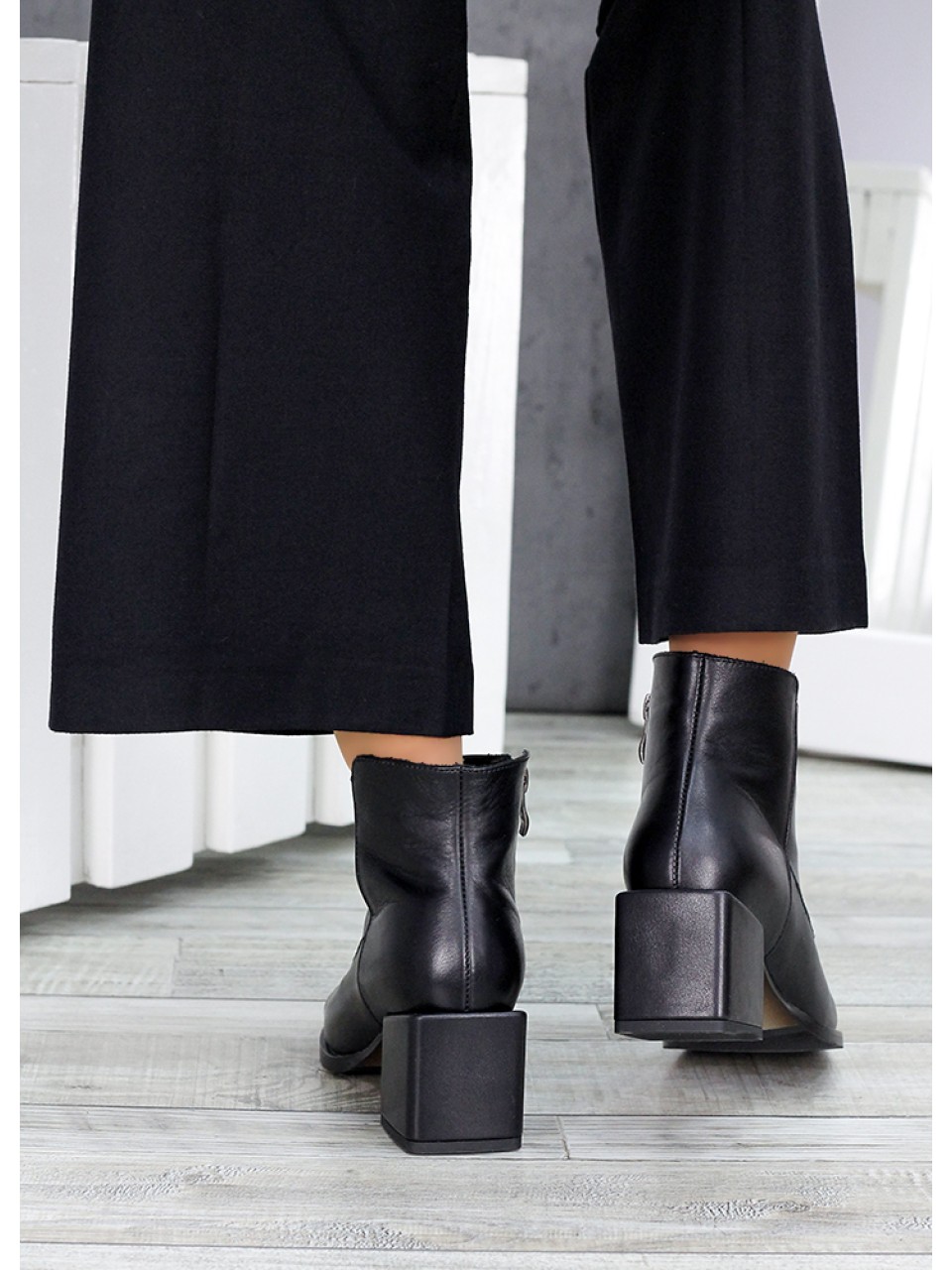 Женские кожаные ботинки на каблуке (мех) черного цвета 35038