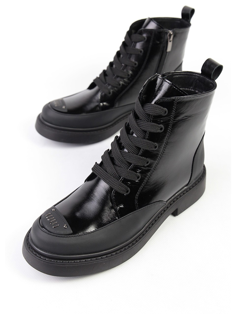 Жіночі черевики з натуральної лак шкіри чорного кольору 34737